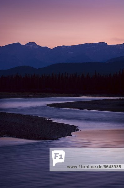 Berg  Sonnenuntergang  über  Fluss  Athabasca River