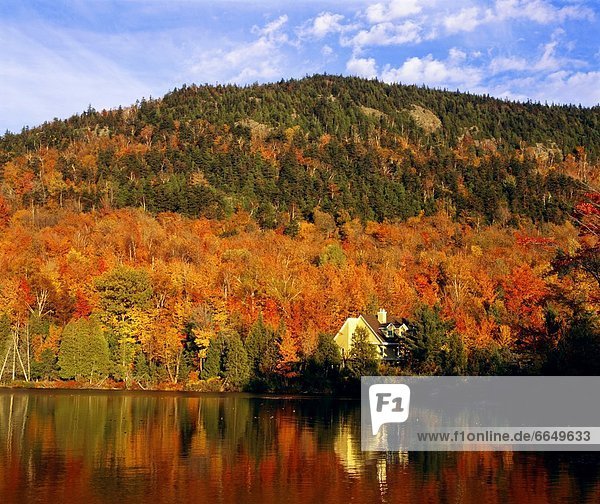 Wohnhaus Hügel See Spiegelung Herbst