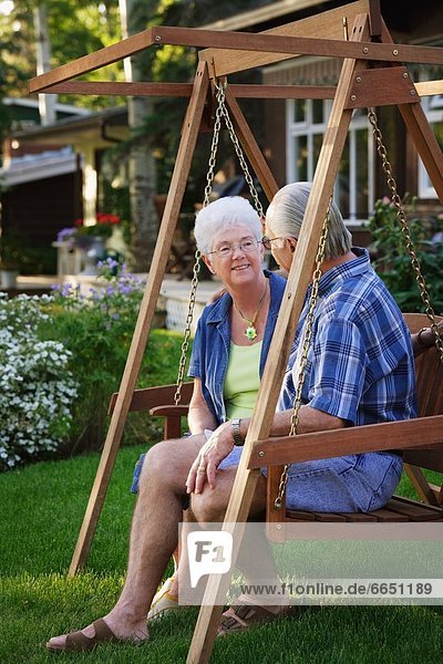 Senior Senioren schaukeln schaukelnd schaukelt schwingen schwingt schwingend Schaukel