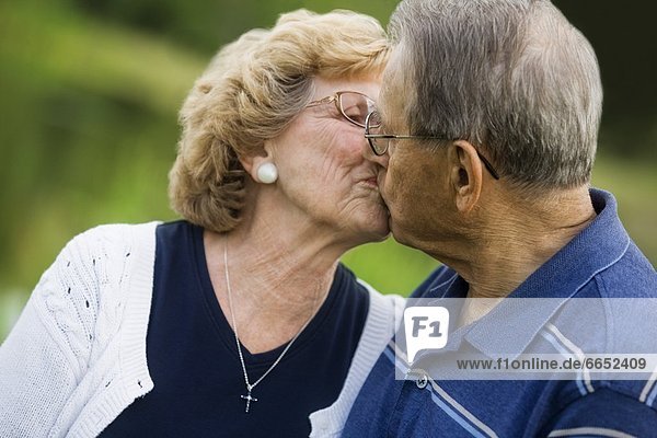 älteres Paar Kissing