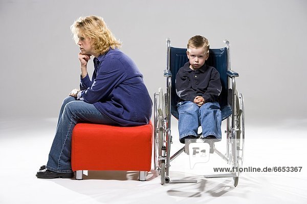sitzend  nebeneinander  neben  Seite an Seite  Mutter - Mensch  Rollstuhl