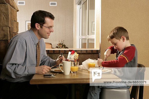 Menschlicher Vater  Sohn  essen  essend  isst  Frühstück