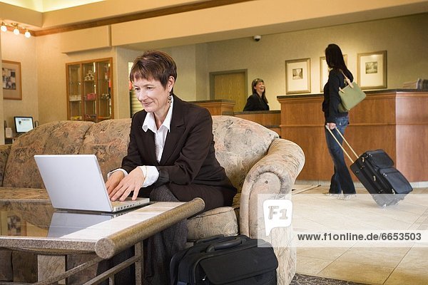 Eingangshalle  Frau  Computer  arbeiten  Hotel