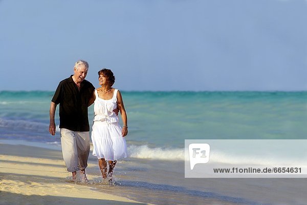 Senior  Senioren  gehen  Strand  vorwärts