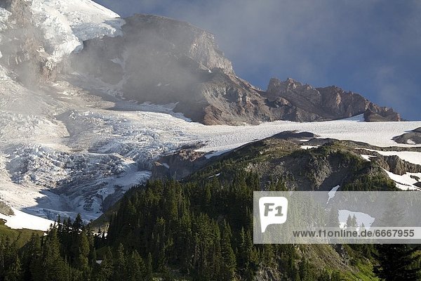Vereinigte Staaten von Amerika  USA  niedrig  liegend  liegen  liegt  liegendes  liegender  liegende  daliegen  Wolke  Berg  Mount Rainier Nationalpark