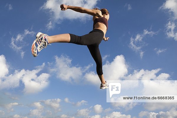 Frau  springen  In der Luft schwebend