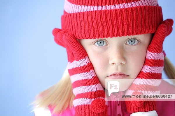 Child With Touque And Mitts