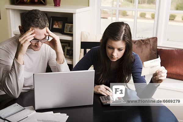 junges Paar mit laptop