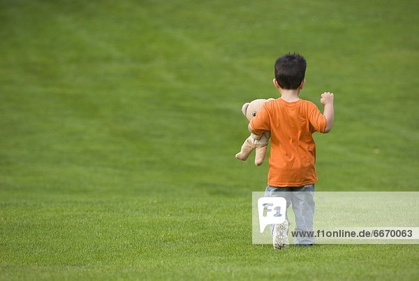 Junge - Person  rennen  Gras