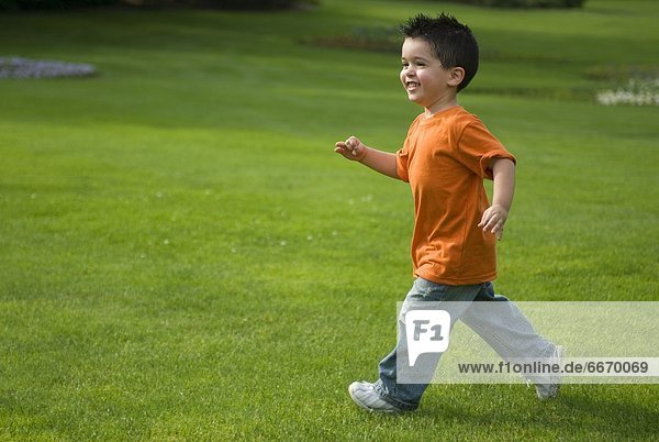 Junge - Person  rennen  Gras