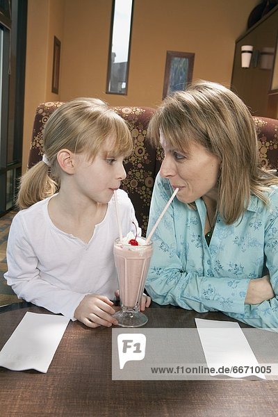 teilen  schütteln  Erdbeere  Tochter  Mutter - Mensch