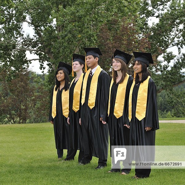 Vereinigte Staaten Von Amerika Usa Senior Senioren Frau Pose Amerika Kleid Hut Schule Schulabschluss Oregon