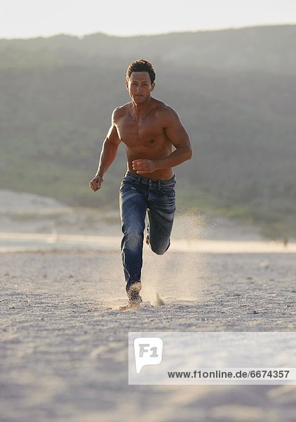 Mann Strand rennen jung