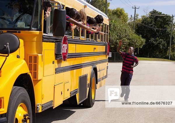 Freundschaft  rennen  winken  Abschied  Omnibus  Schule  Student