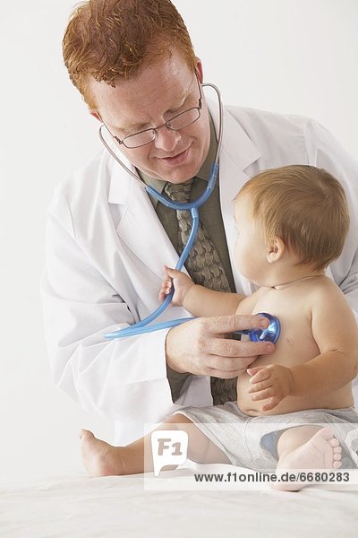 Kinderarzt  Baby  Untersuchung