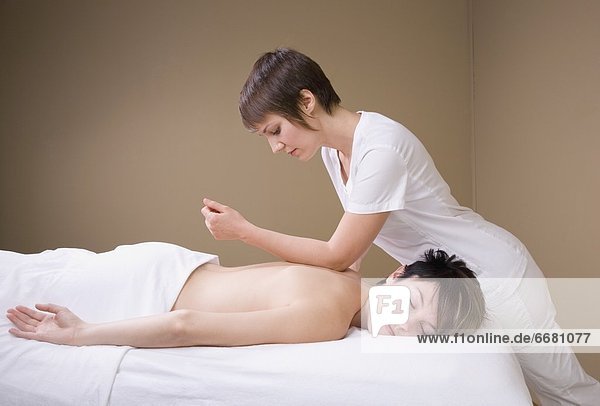 Frau  Massage  Therapeut  bekommen