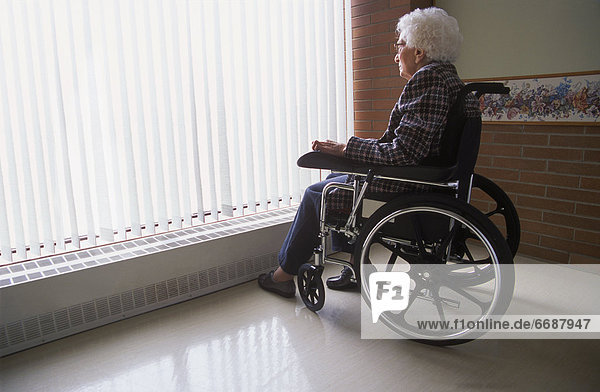 Senior  Senioren  Frau  Fenster  hinaussehen  Rollstuhl