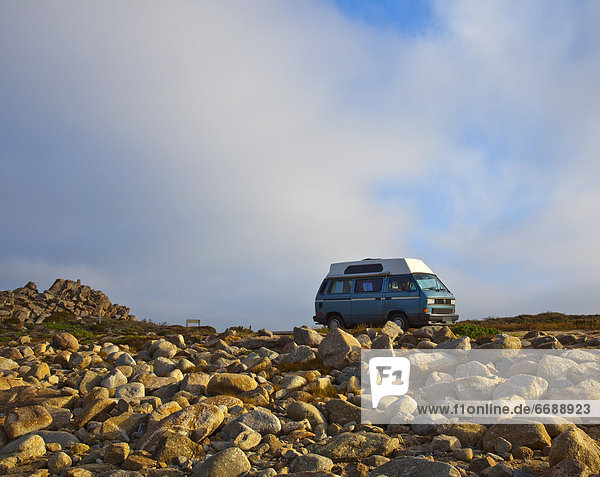 Felsbrocken  Kleintransporter  Fokus auf den Vordergrund  Fokus auf dem Vordergrund  camping  Lieferwagen