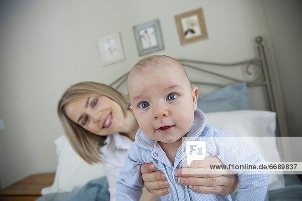 Mutter hält Up Baby