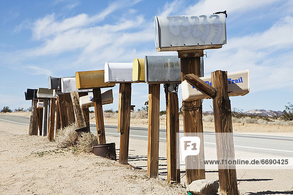 Fernverkehrsstraße Wüste vorwärts Briefkasten