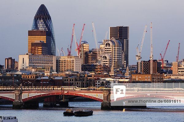 London Skyline und die Waterloo Brücke