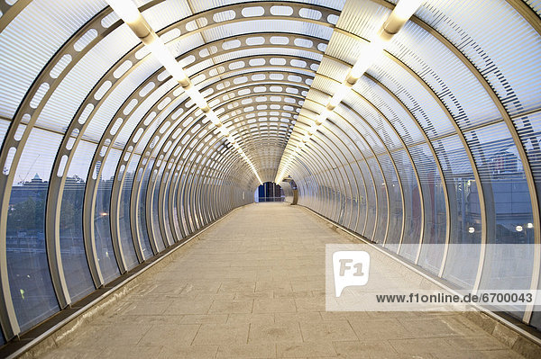 Gehweg Tunnel in der Canary Wharf in Twilight