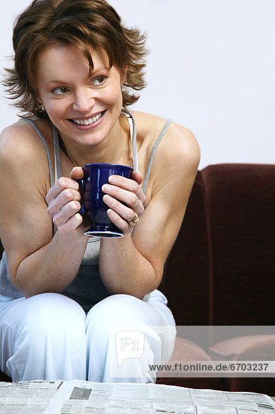 Frau  frontal  trinken  Kaffee  Zeitung