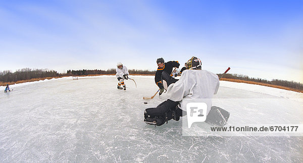 Spiel gefroren Hockey Teich