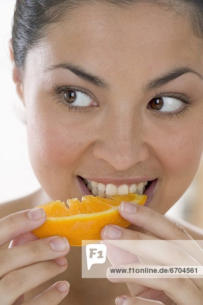 Frau isst orange