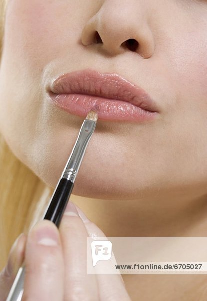Frau Lippenstift Bürste mund