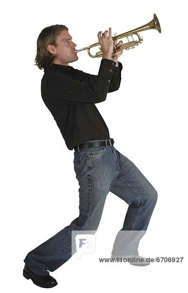 Mann spielt Horn