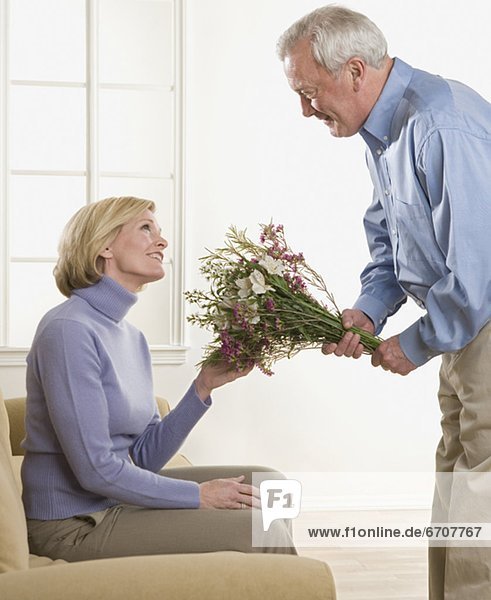 Mann  geben  Ehefrau  Blume