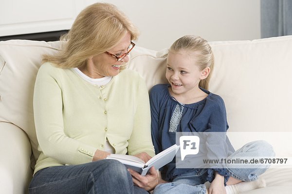 Couch  Enkeltochter  Großmutter  jung  vorlesen
