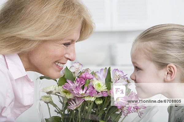 stinken Blumenstrauß Strauß Blume Enkeltochter Großmutter jung riechen