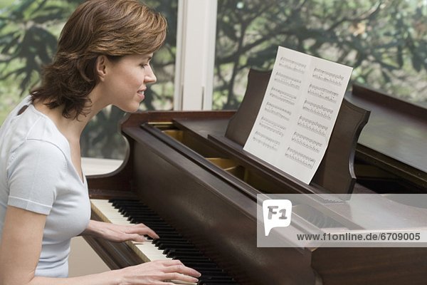 Frau Klavier spielen