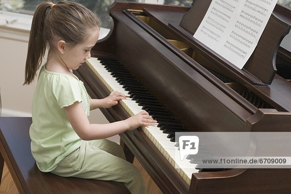 Junges Mädchen Klavier spielen