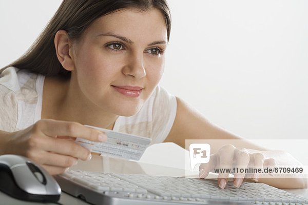 benutzen Computertastatur Tastatur Frau Computer halten Kredit Kreditkarte Karte