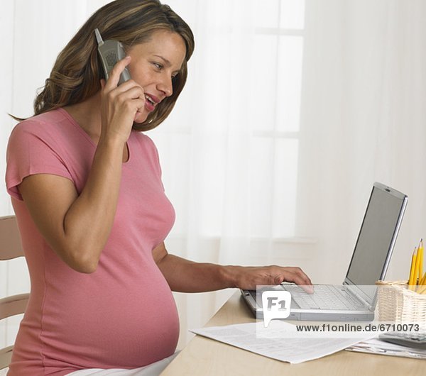 benutzen  Frau  Notebook  Telefon  Schwangerschaft