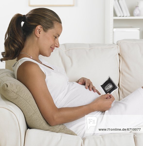 Frau  Couch  lächeln  Schwangerschaft  Ultraschalluntersuchung