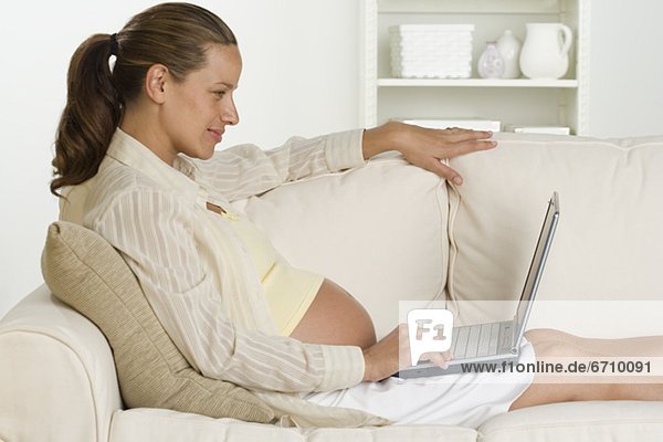 benutzen  Frau  Notebook  Couch  Schwangerschaft