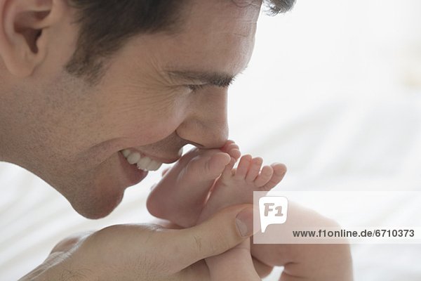 Neugeborenes  neugeboren  Neugeborene  Menschlicher Vater  küssen