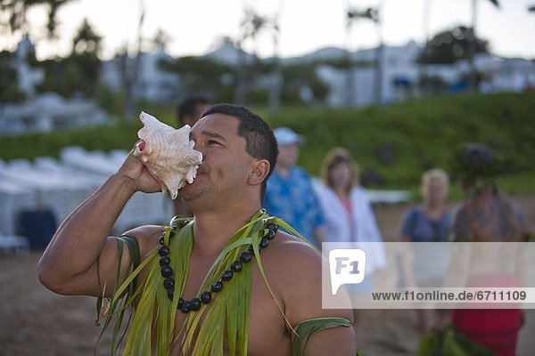 Wailea Hawaii Usa Hawaiian Man Blowing A Conch Shell