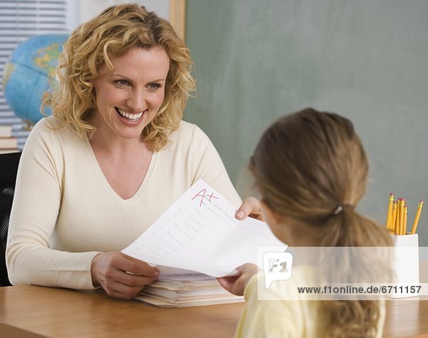 Papier  geben  Lehrer  Student