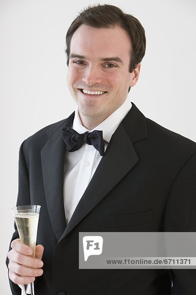 Portrait  Bräutigam  halten  Champagner