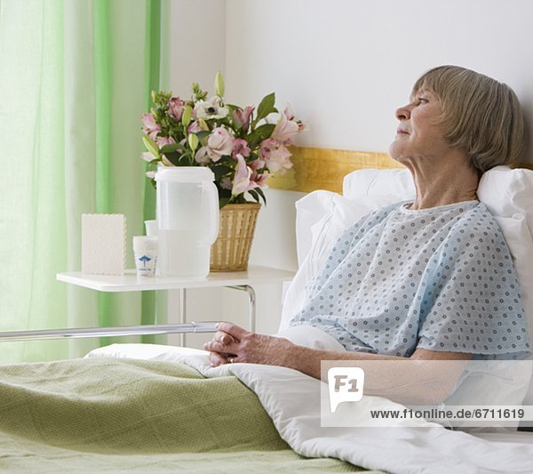 liegend  liegen  liegt  liegendes  liegender  liegende  daliegen  Senior  Senioren  Frau  Krankenhaus  Bett