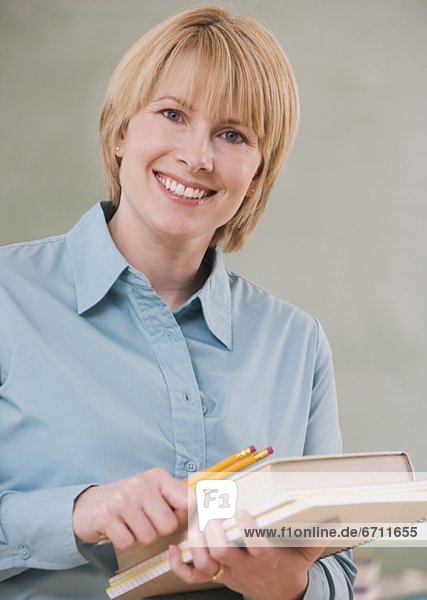 Frau Bleistift Buch halten Schule