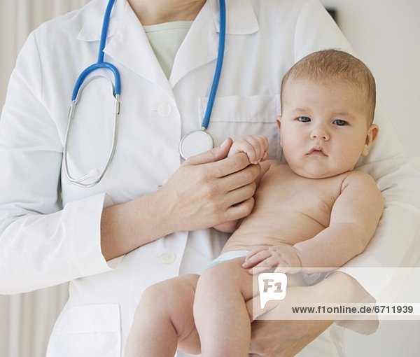 Arzt  halten  Baby