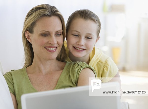 Mutter und Tochter Blick auf laptop