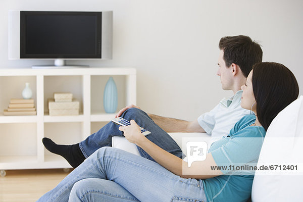 Paar beobachten Fernsehen auf sofa
