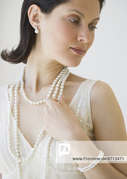Frau  Schmuck  Kleidung  Perle